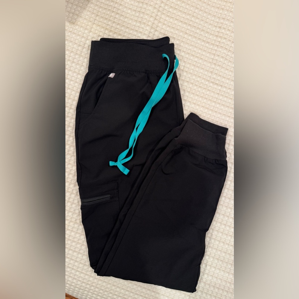 FIGS Women’s joggers FREEx Lined Scrub Pants